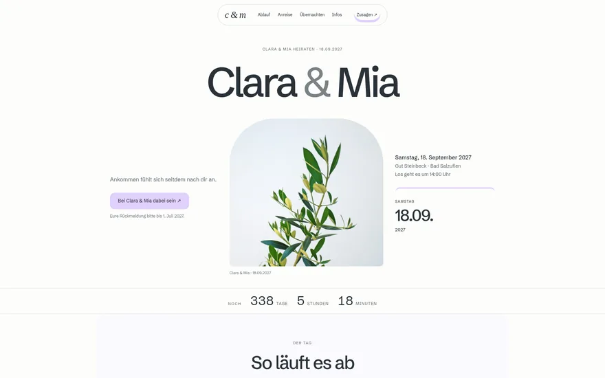Die Hochzeitsseite von Clara und Mia: viel Weißraum, zentrierte Namen, ein Foto im Bogen.