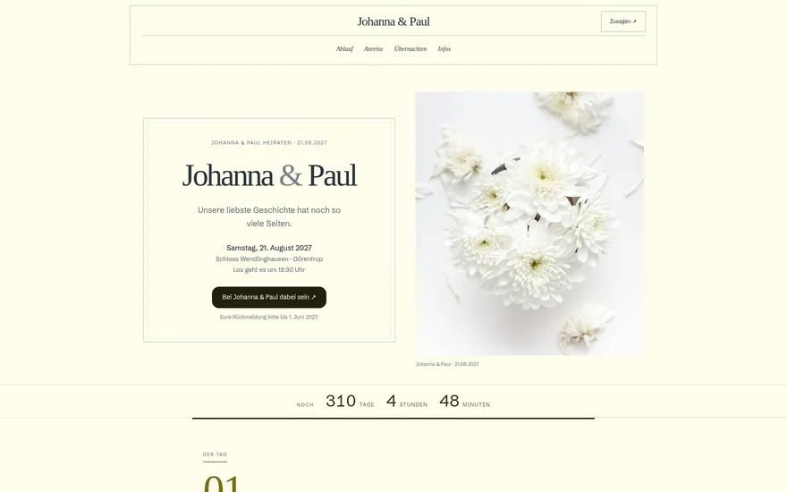 Die Hochzeitsseite von Johanna und Paul: eine fein gerahmte Einladungskarte neben einem Blumenfoto.