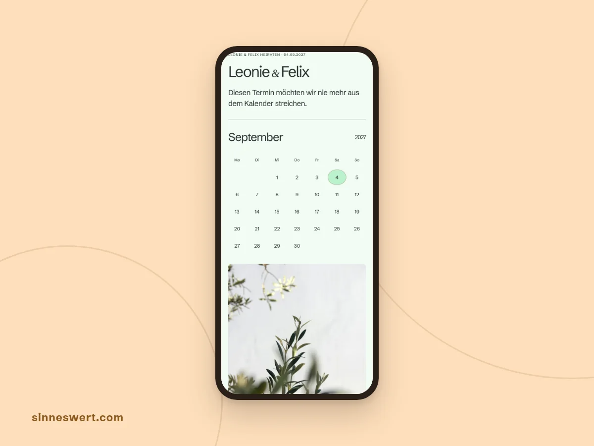 Handy mit dem Kopf der Musterhochzeit Leonie und Felix: Namen, Datum und ein Kalenderblatt mit eingekreistem Hochzeitstag.