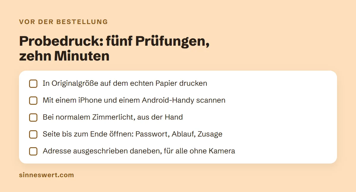 Prüfliste für den Probedruck: in Originalgröße auf dem echten Papier drucken, mit iPhone und Android scannen, bei normalem Zimmerlicht aus der Hand, Seite bis zum Ende öffnen, Adresse ausgeschrieben daneben.