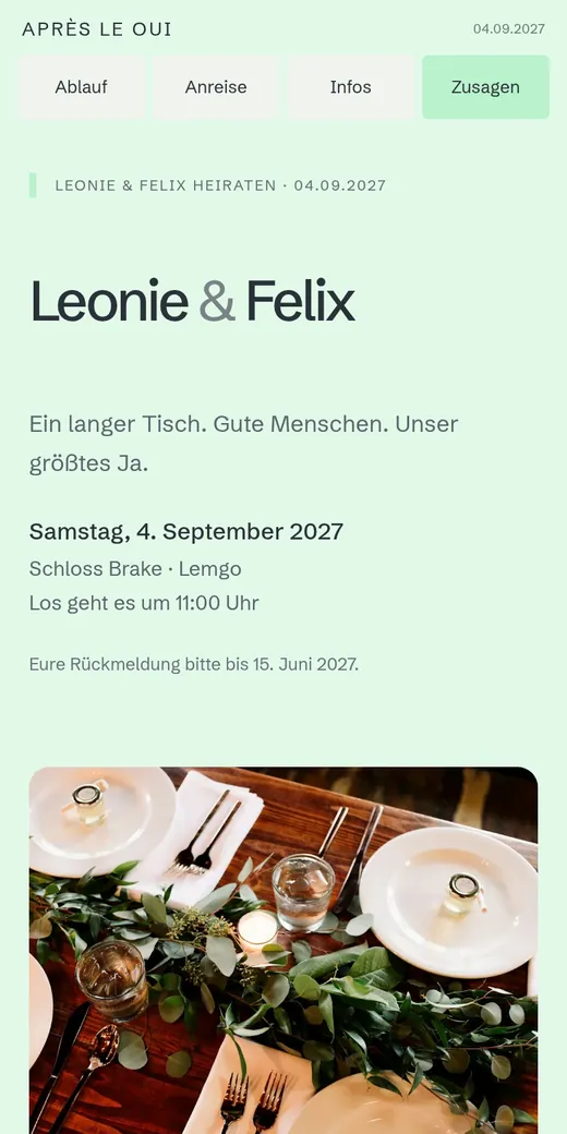 Große Einladung mit Bild im unteren Drittel und schmaler Faktenleiste. Gezeigt mit der Hochzeit von Leonie und Felix.