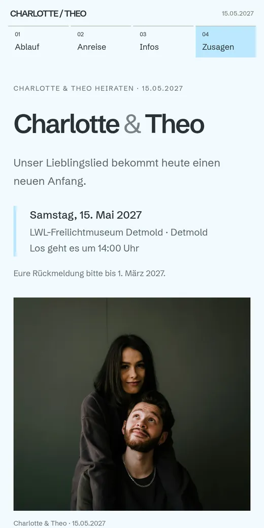 Schmaler Fotostreifen und große, linksbündige Typografie. Gezeigt mit der Hochzeit von Charlotte und Theo.