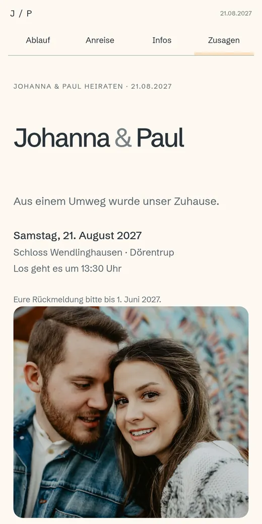 Große Namen über einer asymmetrischen Bild- und Textzeile. Gezeigt mit der Hochzeit von Johanna und Paul.