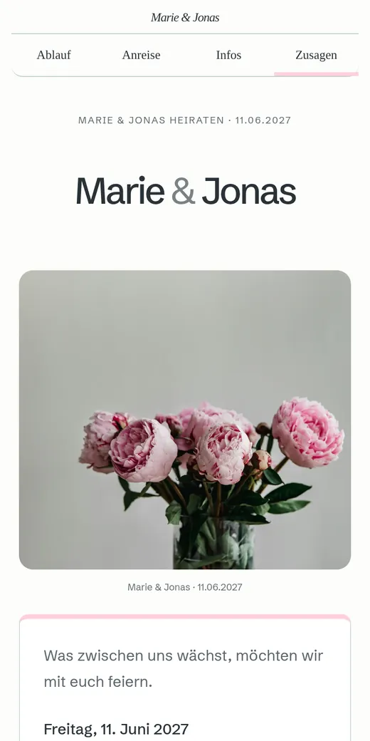 Ruhiges Zentrum mit einer kompakten Einladung vor dem Porträt. Gezeigt mit der Hochzeit von Marie und Jonas.