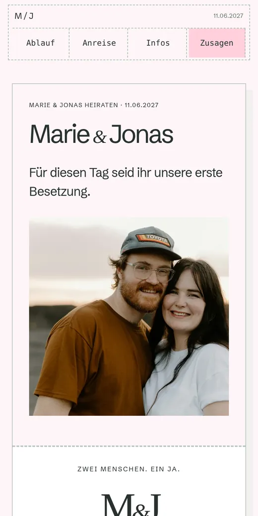 Eine Einladung als großes Festticket mit Abrisskante und Programmstreifen. Gezeigt mit der Hochzeit von Marie und Jonas.