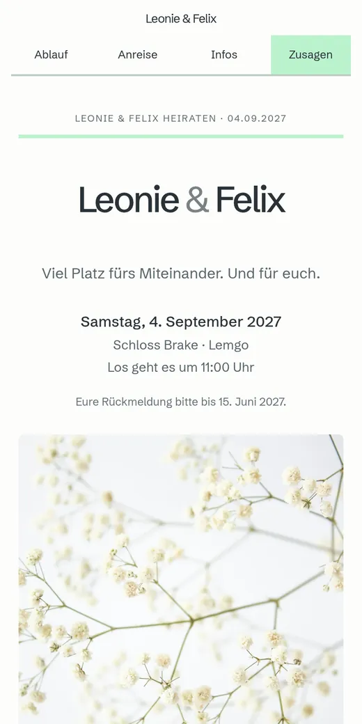 Zentrierte Einladung mit seitlich eingerücktem Bild und offener Datumszeile. Gezeigt mit der Hochzeit von Leonie und Felix.