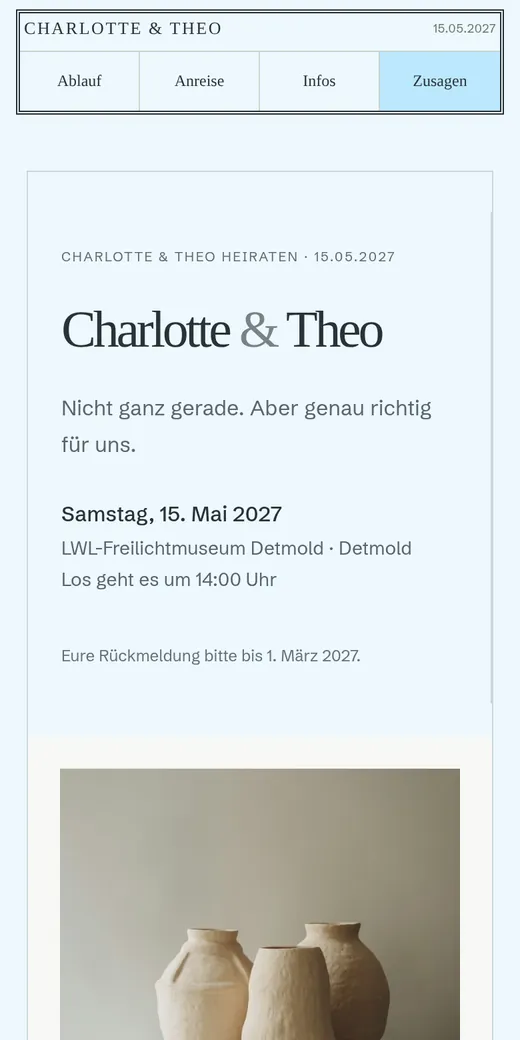 Zwei gleichwertige Seiten wie ein geöffnetes Einladungsheft. Gezeigt mit der Hochzeit von Charlotte und Theo.