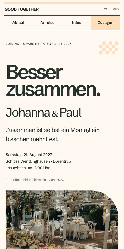 Ein fröhliches Typografieplakat mit kleinen Schachbrettdetails und großen Zeitangaben. Gezeigt mit der Hochzeit von Johanna und Paul.