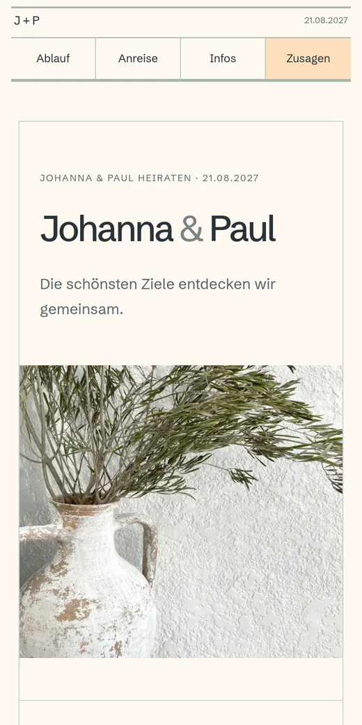 Ein präzises Raster mit Namen, Datum und Foto als eigenständigen Feldern. Gezeigt mit der Hochzeit von Johanna und Paul.