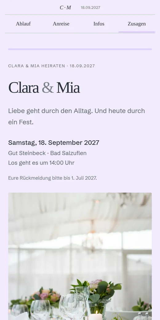 Hochformat links, kompakte Einladung rechts, klare horizontale Linien. Gezeigt mit der Hochzeit von Clara und Mia.