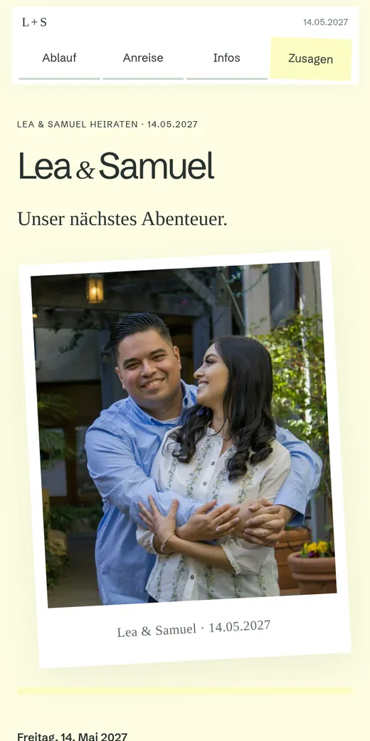Ein großes Sofortbild steht im Mittelpunkt, umgeben von kurzen persönlichen Notizen. Gezeigt mit der Hochzeit von Lea und Samuel.
