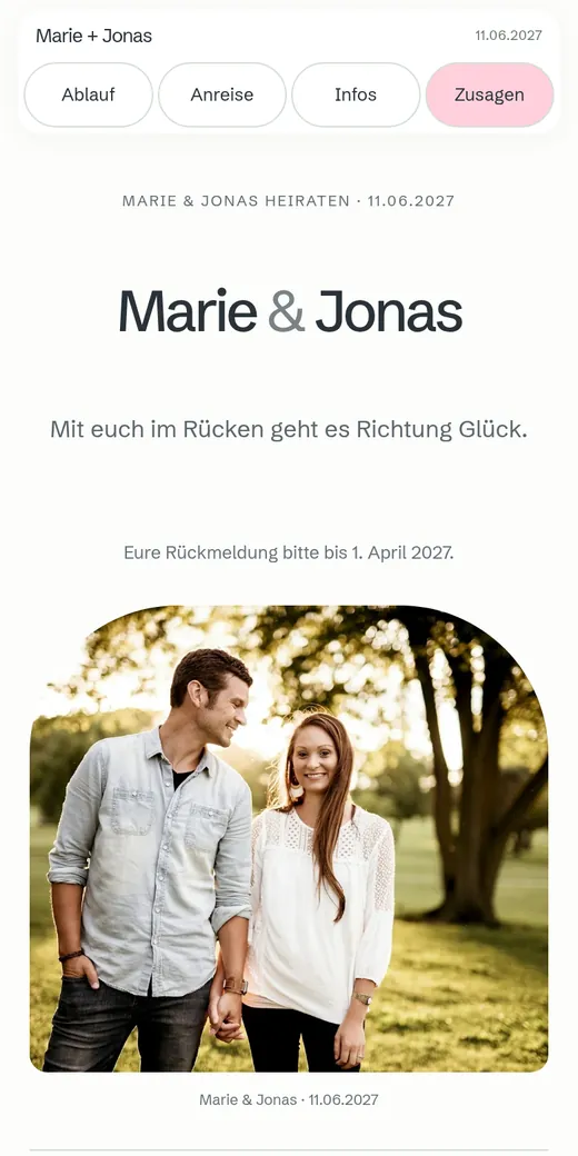 Zentrierte Namenszeile mit großzügigem, sanft gerundetem Porträt. Gezeigt mit der Hochzeit von Marie und Jonas.