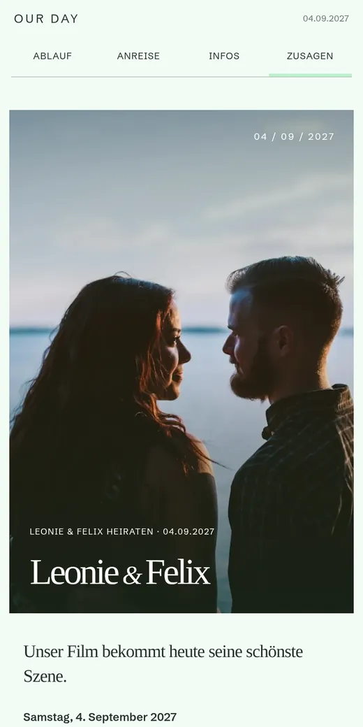 Ein filmischer Fotoauftakt mit einer eigenständigen weißen Einladungsleiste darunter. Gezeigt mit der Hochzeit von Leonie und Felix.