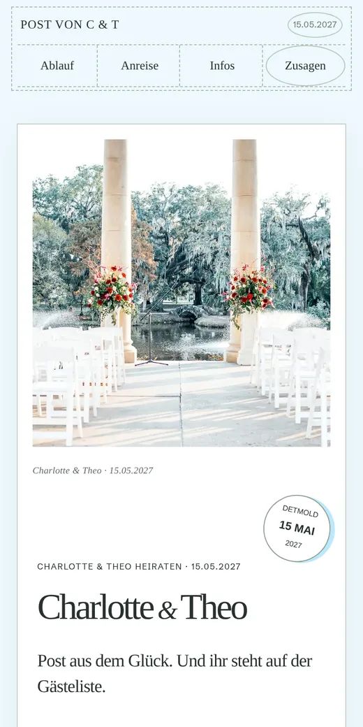 Eine Postkarte mit Fotoseite, persönlicher Nachricht und fein gesetzter Datumsmarke. Gezeigt mit der Hochzeit von Charlotte und Theo.