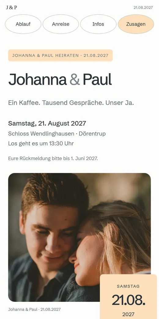 Einladung und Datum als ruhige, versetzte Flächen neben dem Foto. Gezeigt mit der Hochzeit von Johanna und Paul.