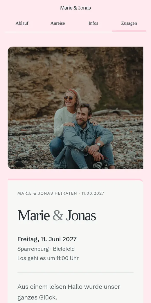Kompakte, fast quadratische Einladung neben einem ruhigen Porträt. Gezeigt mit der Hochzeit von Marie und Jonas.