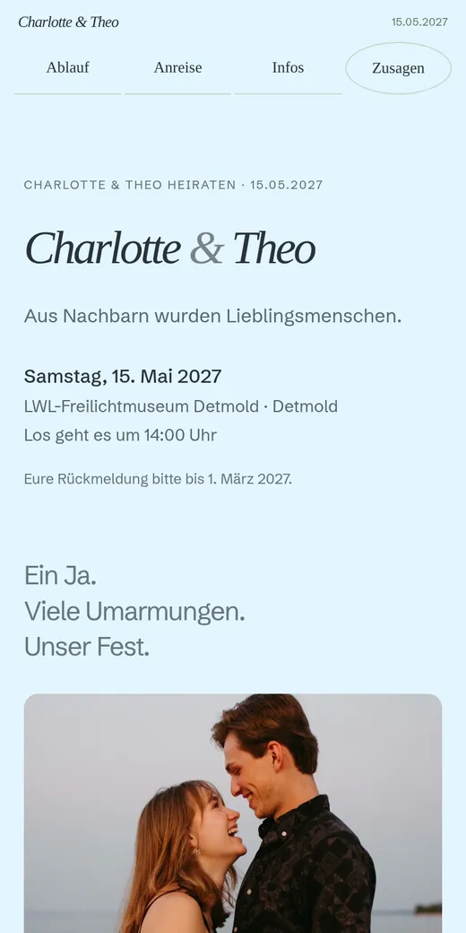 Eine persönliche Einladung mit bewusst kleinerem Bild und großer Schrift. Gezeigt mit der Hochzeit von Charlotte und Theo.